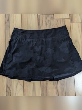 EUC! Lululemon Pace Rival Skirt In Black Camo Size 8